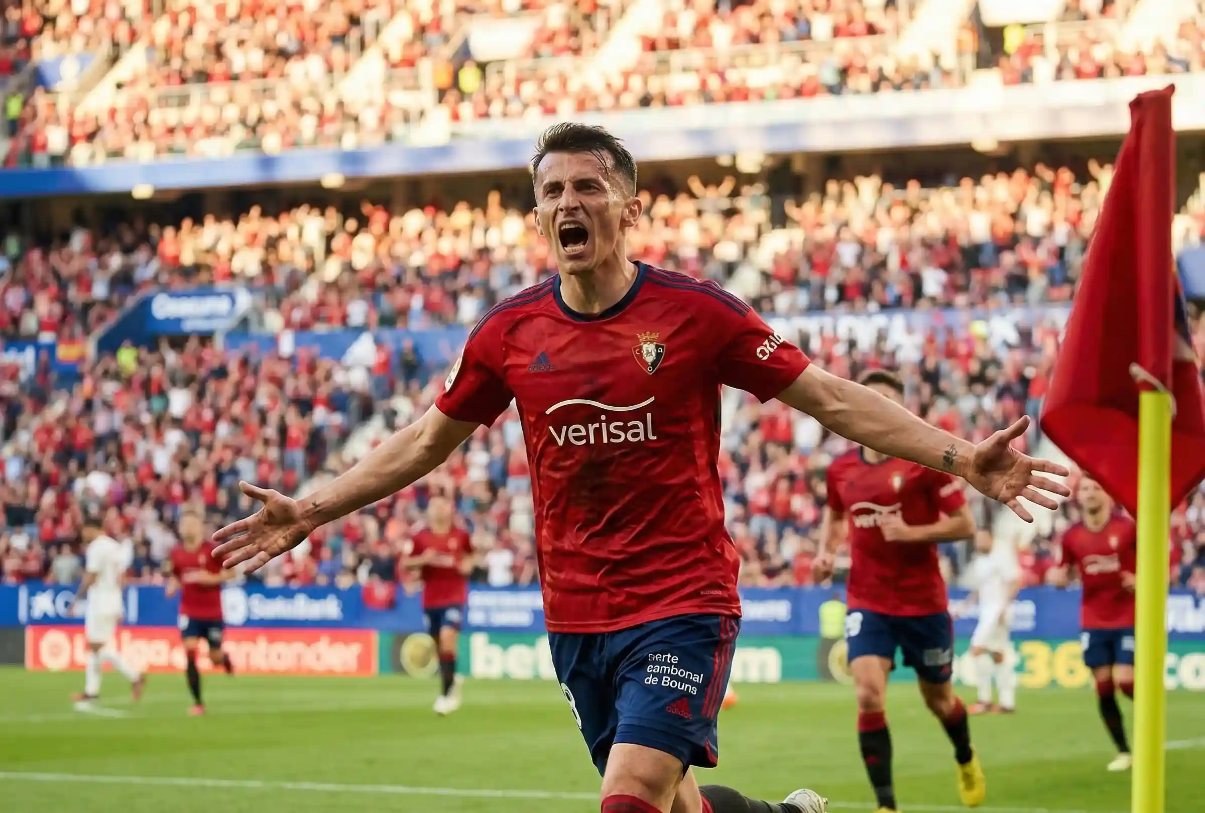 Delantero de Osasuna celebrando un gol con los brazos abiertos