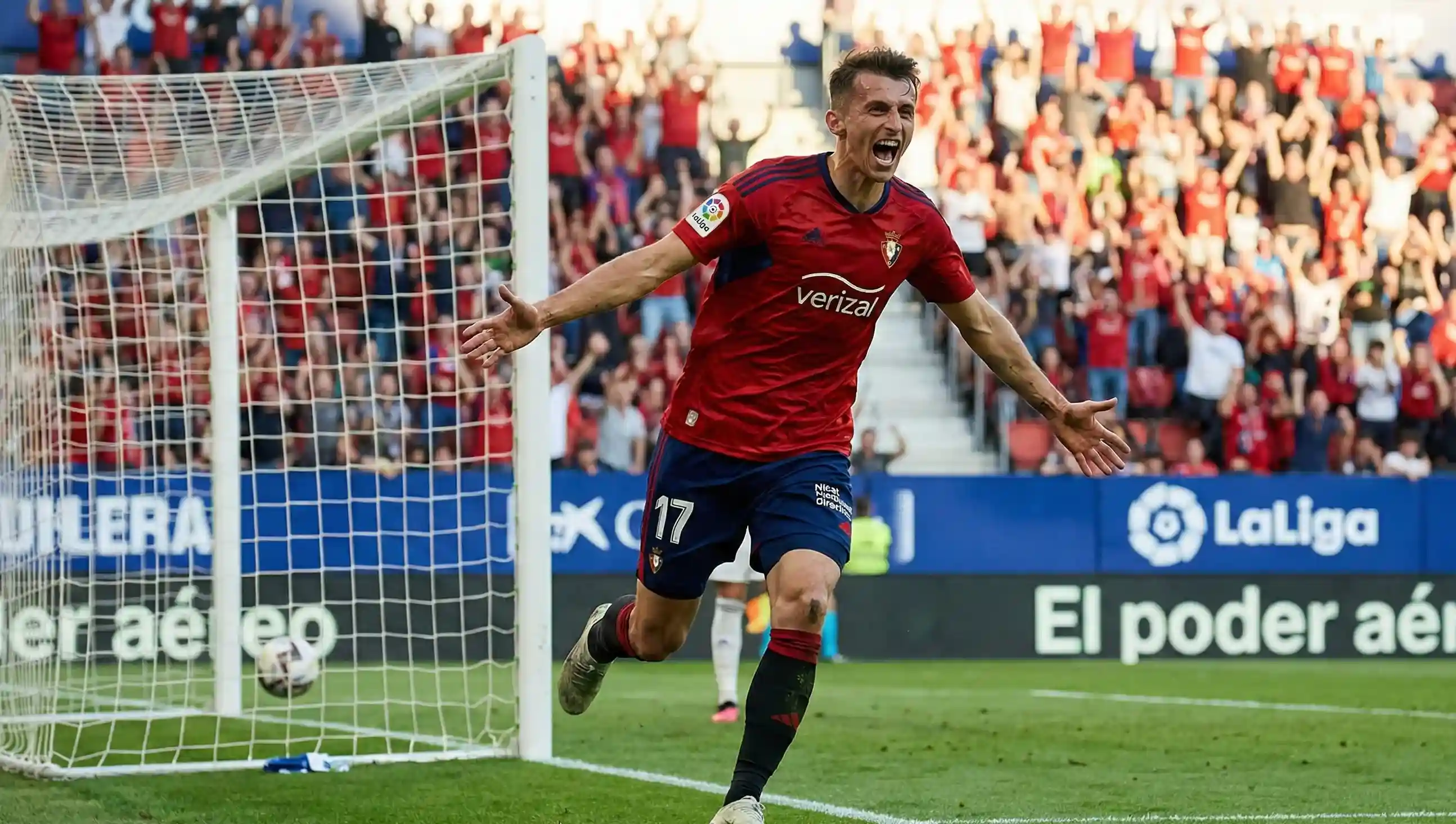 Delantero profesional celebrando un gol de cabeza en La Liga