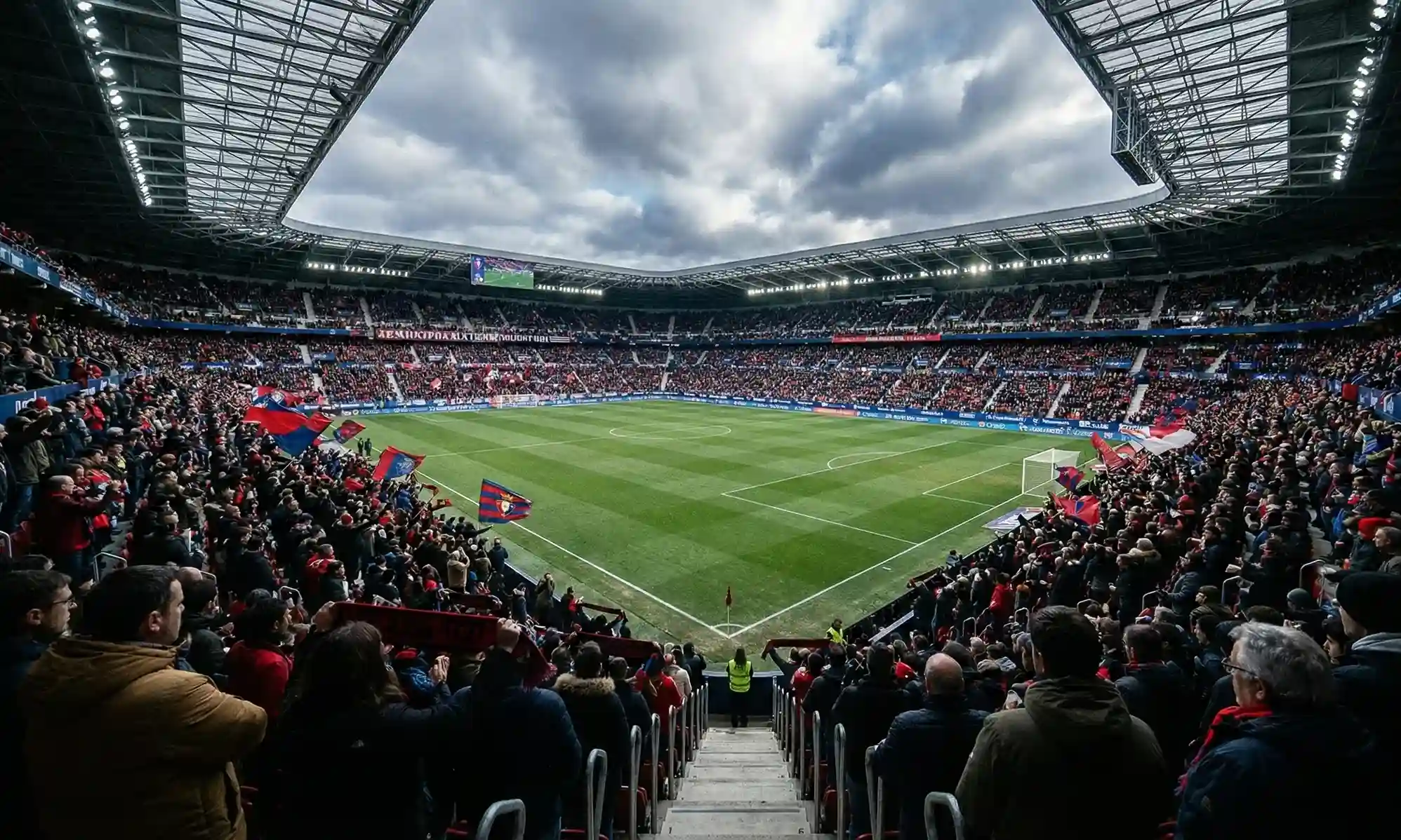 Estadio de fútbol El Sadar con banderas ondeando por el viento