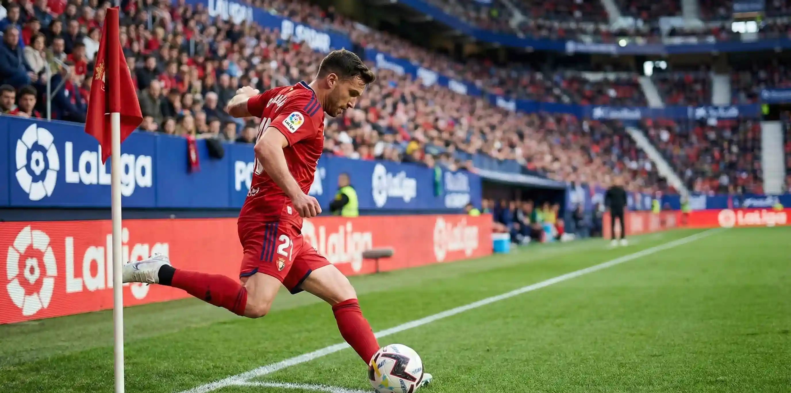 Saque de esquina durante un partido de fútbol profesional