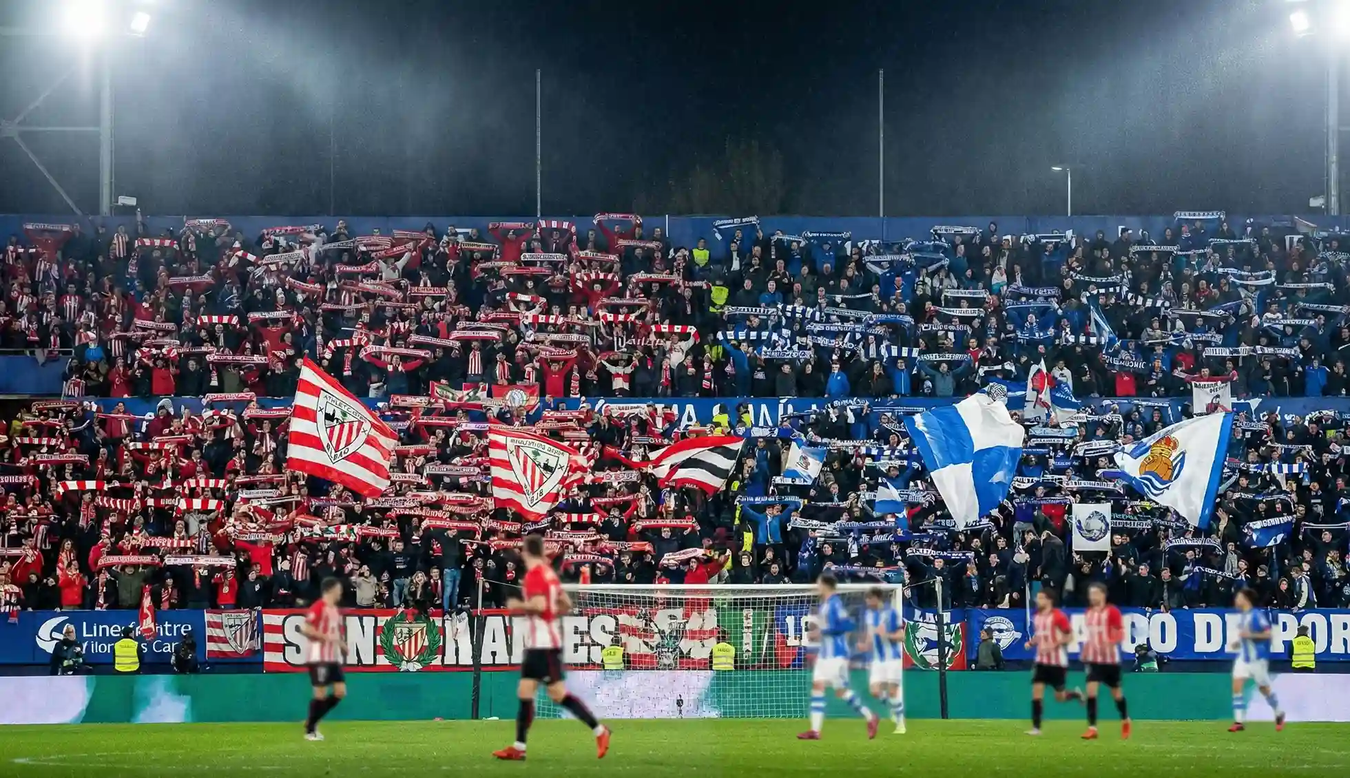 Ambiente de derbi vasco en un estadio del norte de España