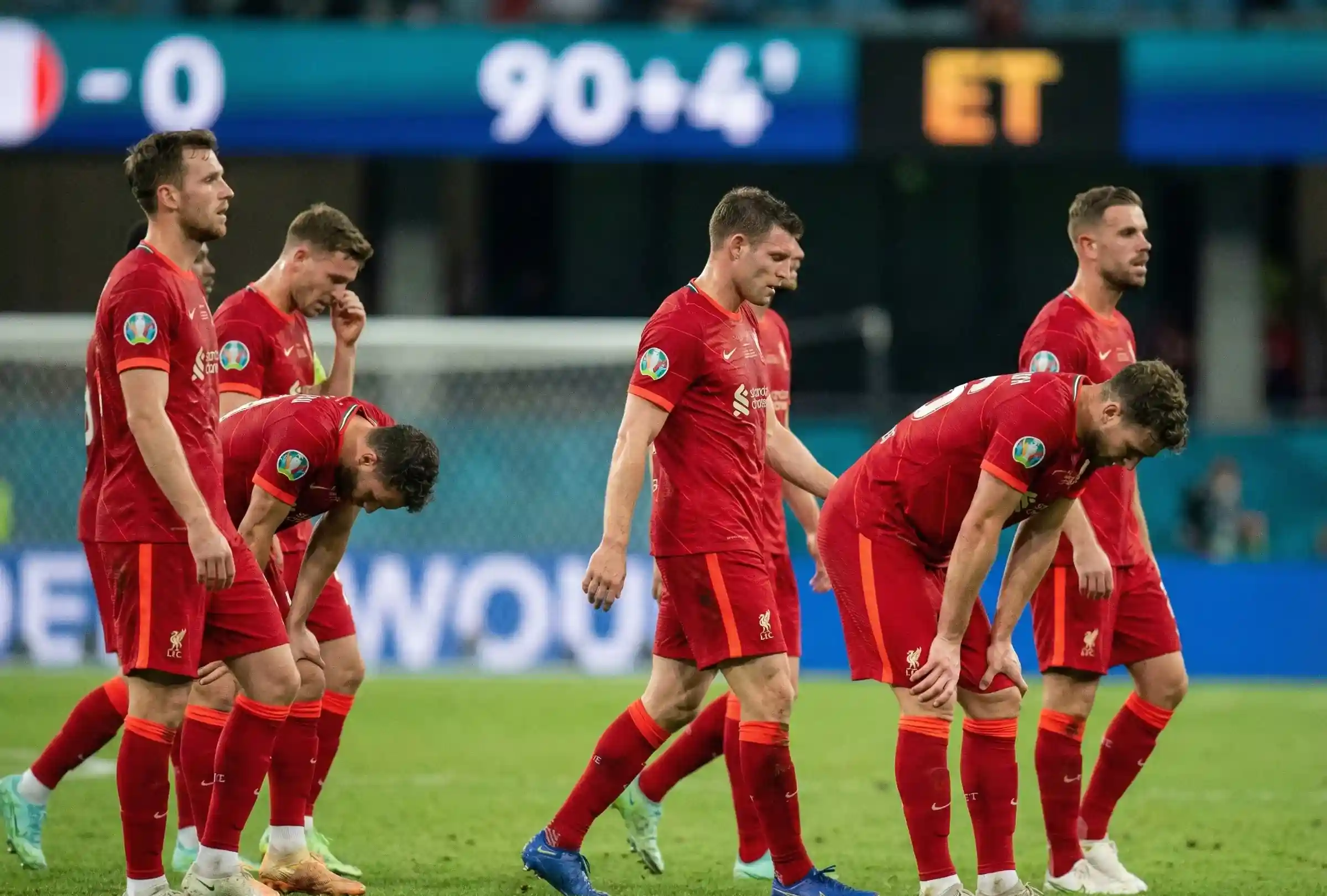 Jugadores de f&uacute;tbol mostrando signos de cansancio durante un partido