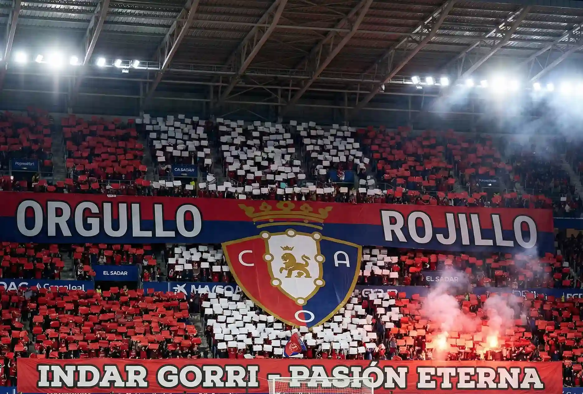 Espectacular tifo desplegado por la afici&oacute;n de Osasuna en la grada