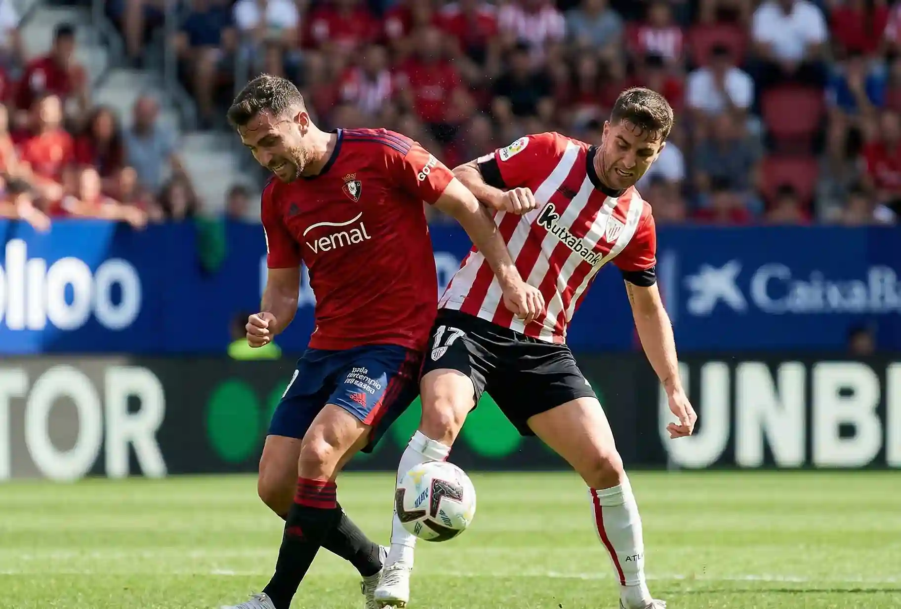 Duelo entre jugadores de Osasuna y Athletic de Bilbao
