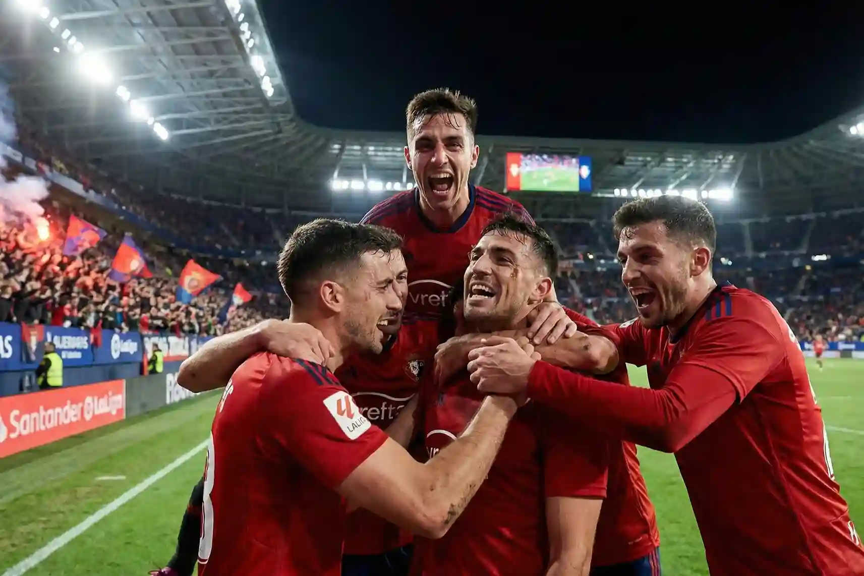Jugadores de Osasuna celebrando una victoria nocturna en El Sadar
