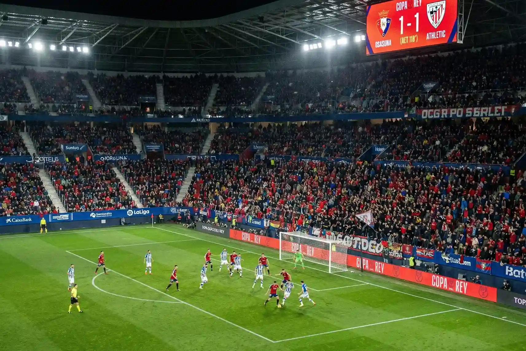 Partido de Copa del Rey con ambiente de eliminatoria en El Sadar