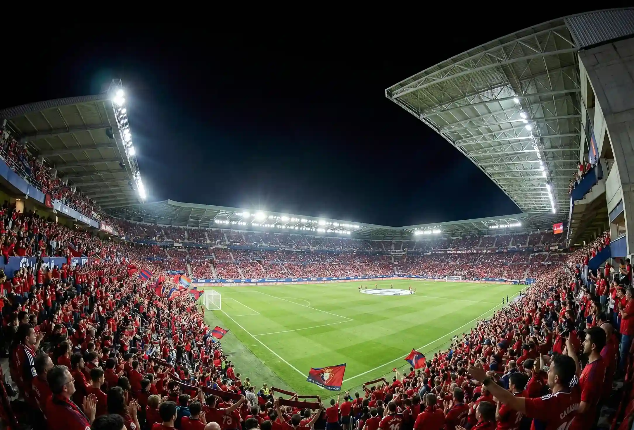 Vista panor&aacute;mica del estadio El Sadar de Osasuna durante un partido nocturno