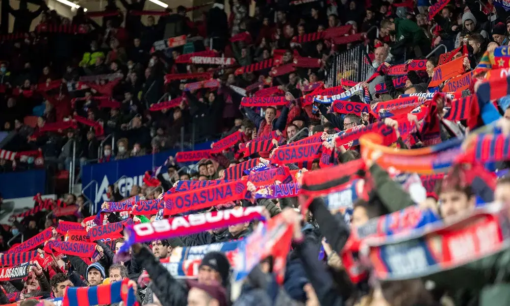 Aficionados de Osasuna animando en las gradas de El Sadar