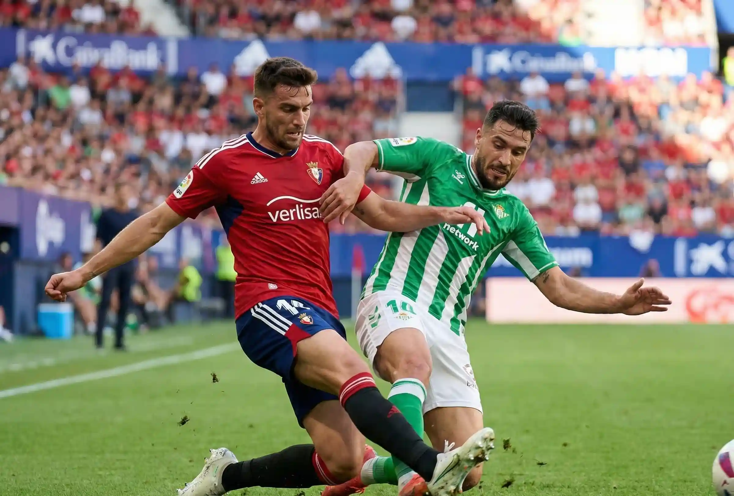 Centrocampistas disputando un bal&oacute;n en un partido de f&uacute;tbol profesional
