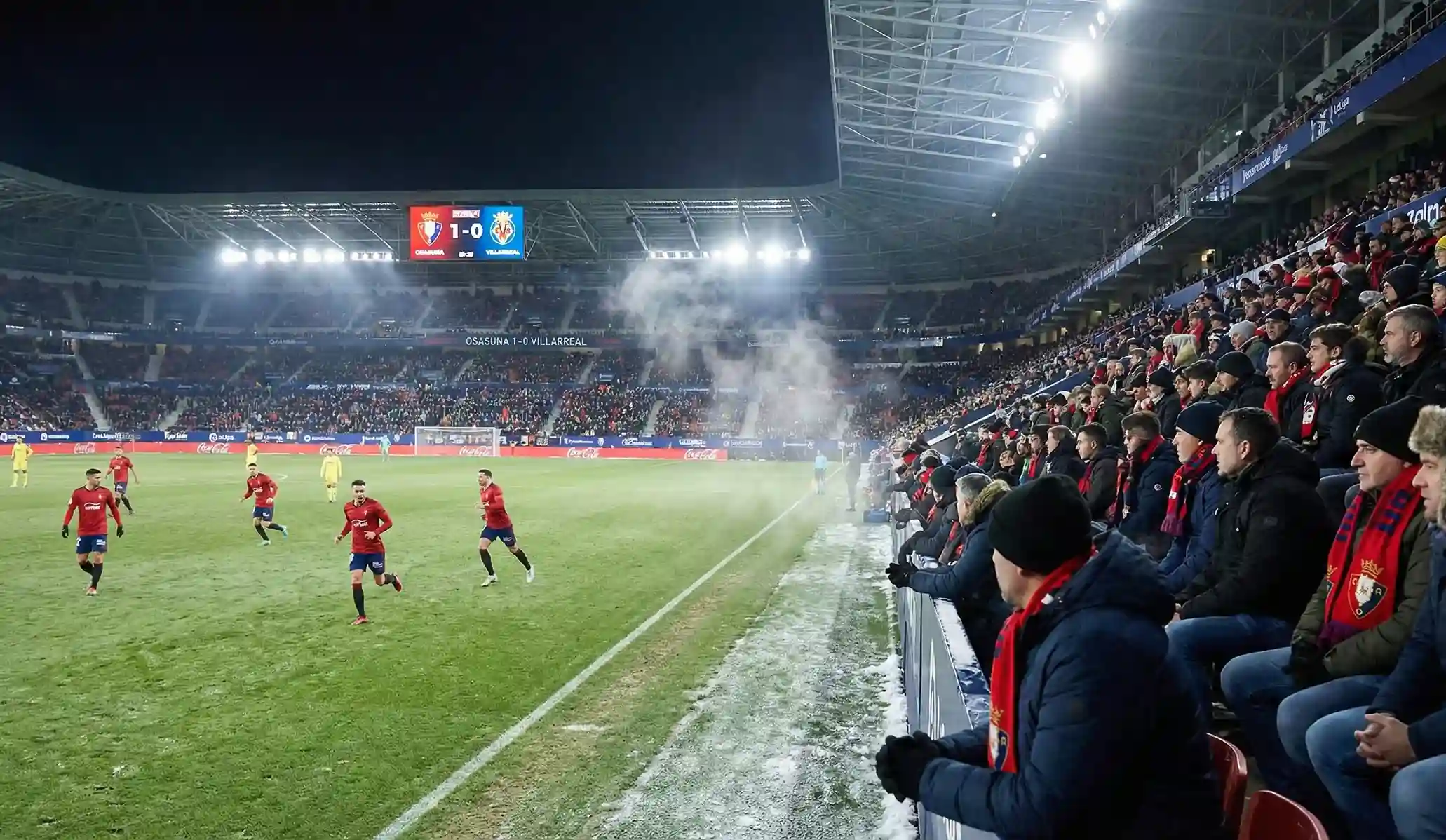Partido de f&uacute;tbol profesional disput&aacute;ndose en condiciones invernales