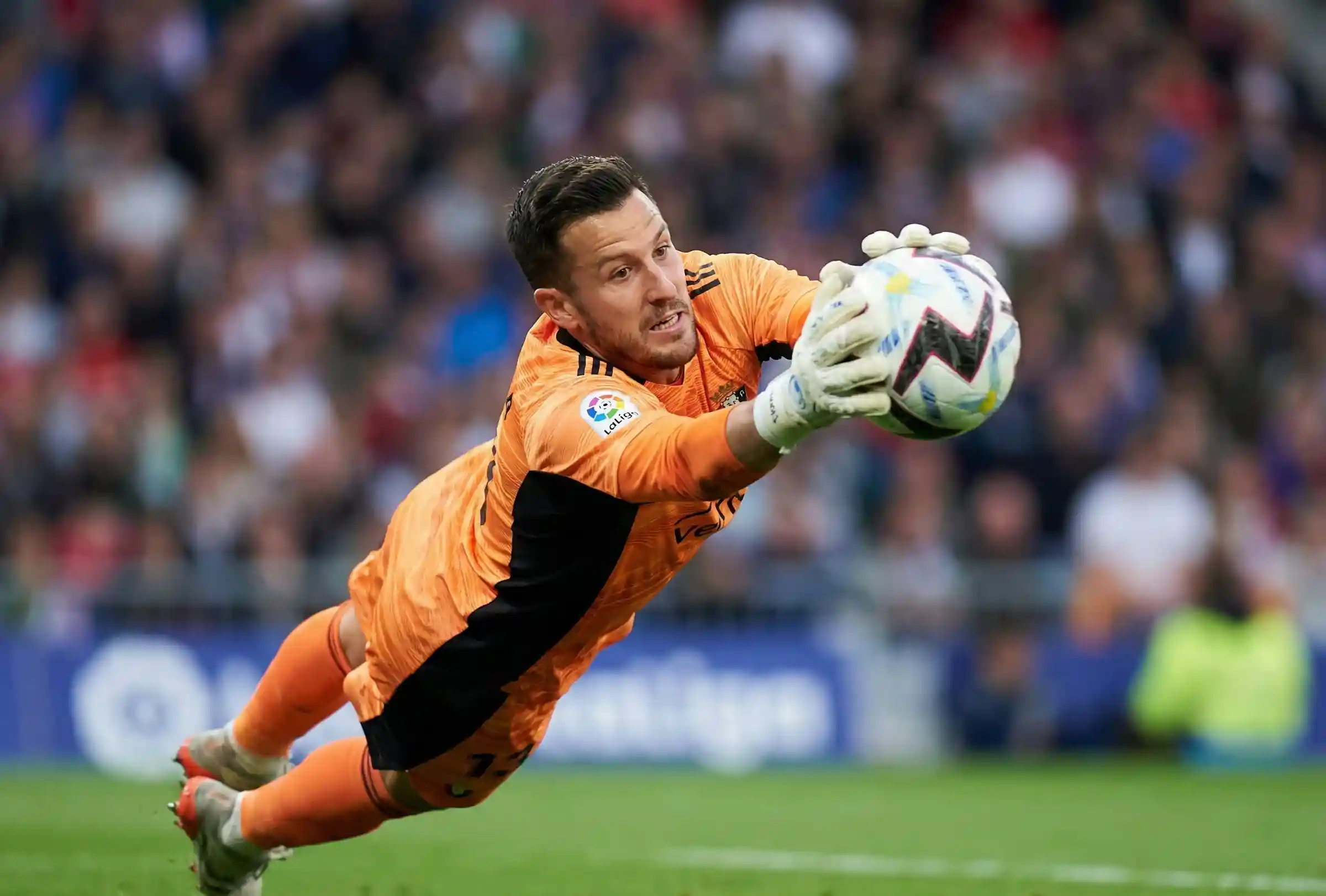 Portero de f&uacute;tbol realizando una parada espectacular