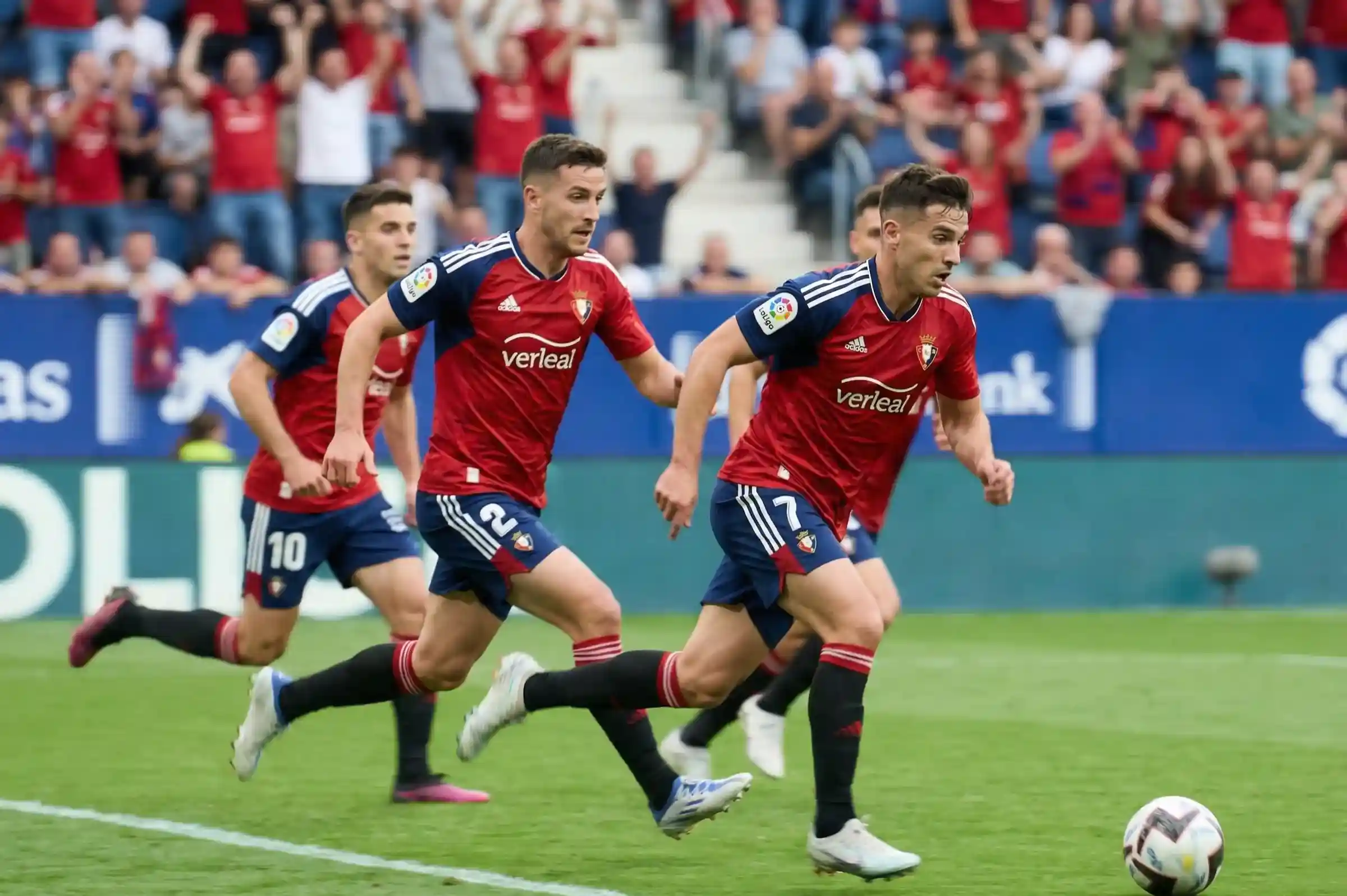 Jugadores de f&uacute;tbol en contraataque r&aacute;pido hacia la porter&iacute;a rival