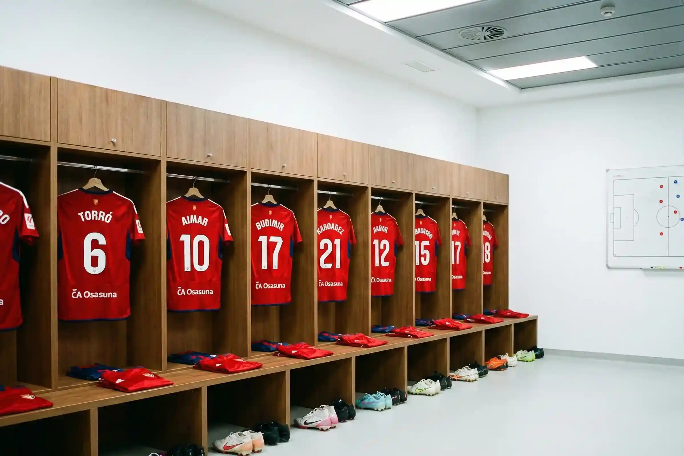 Vestuario de f&uacute;tbol profesional con equipaci&oacute;n preparada antes del partido