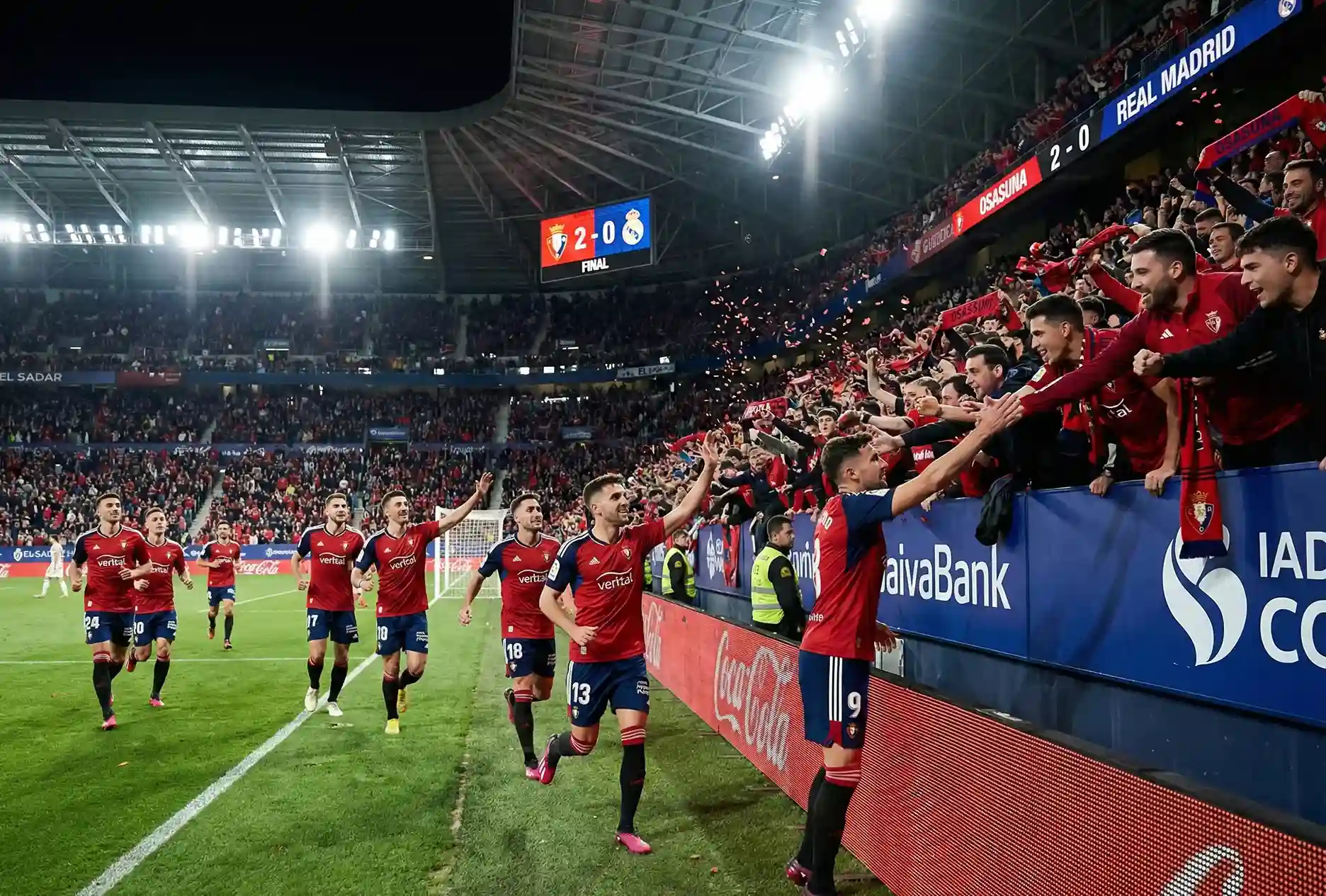 Jugadores de Osasuna celebrando una victoria importante con la afici&oacute;n