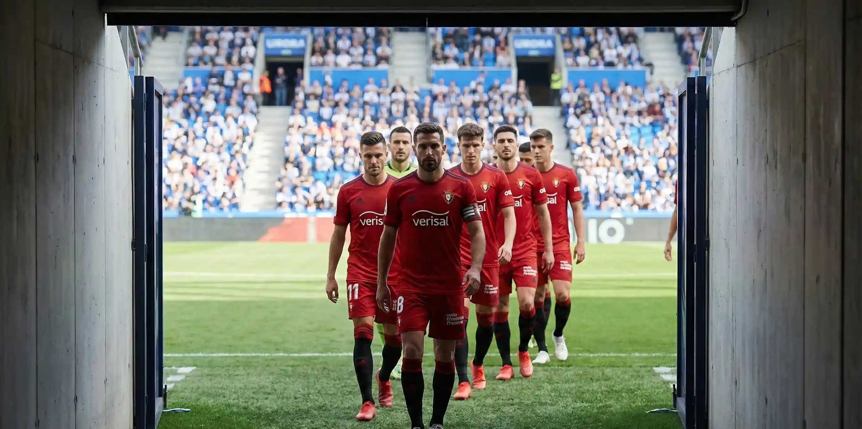 Equipo de fútbol profesional saliendo al campo en un estadio rival