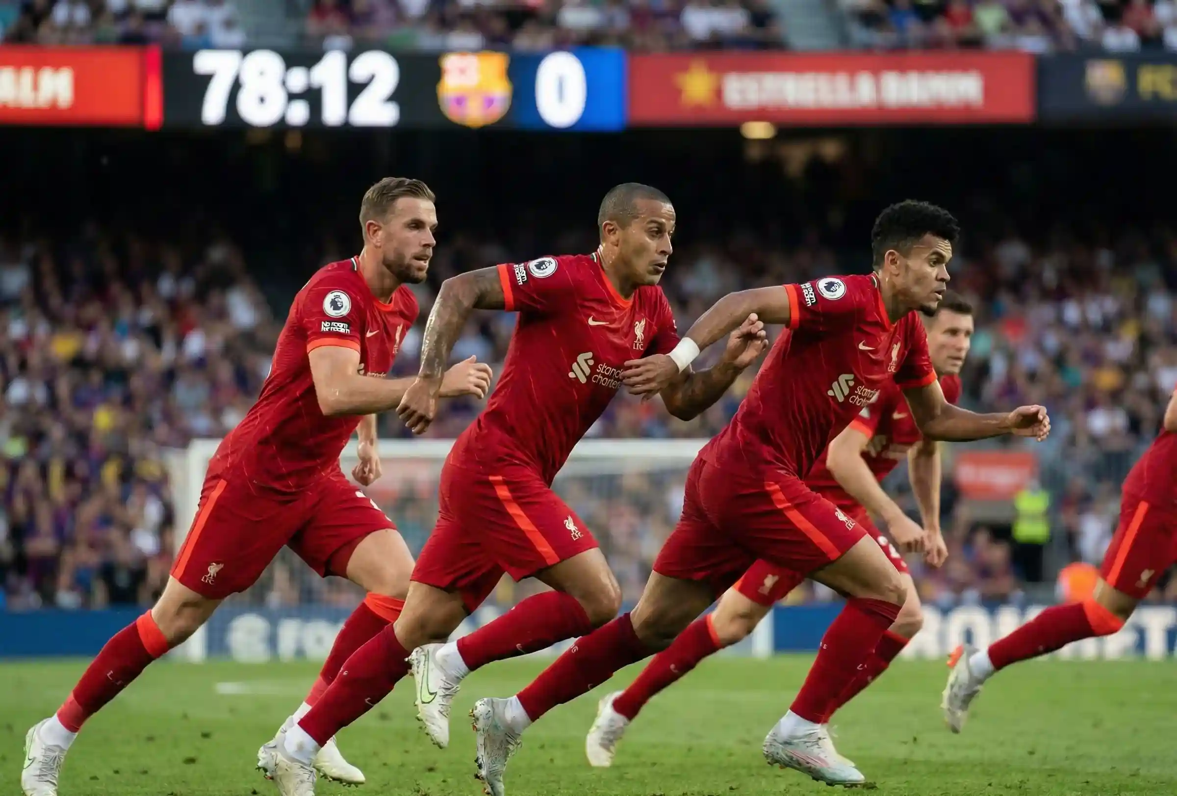 Jugadores de f&uacute;tbol intensificando el juego en la segunda parte del partido