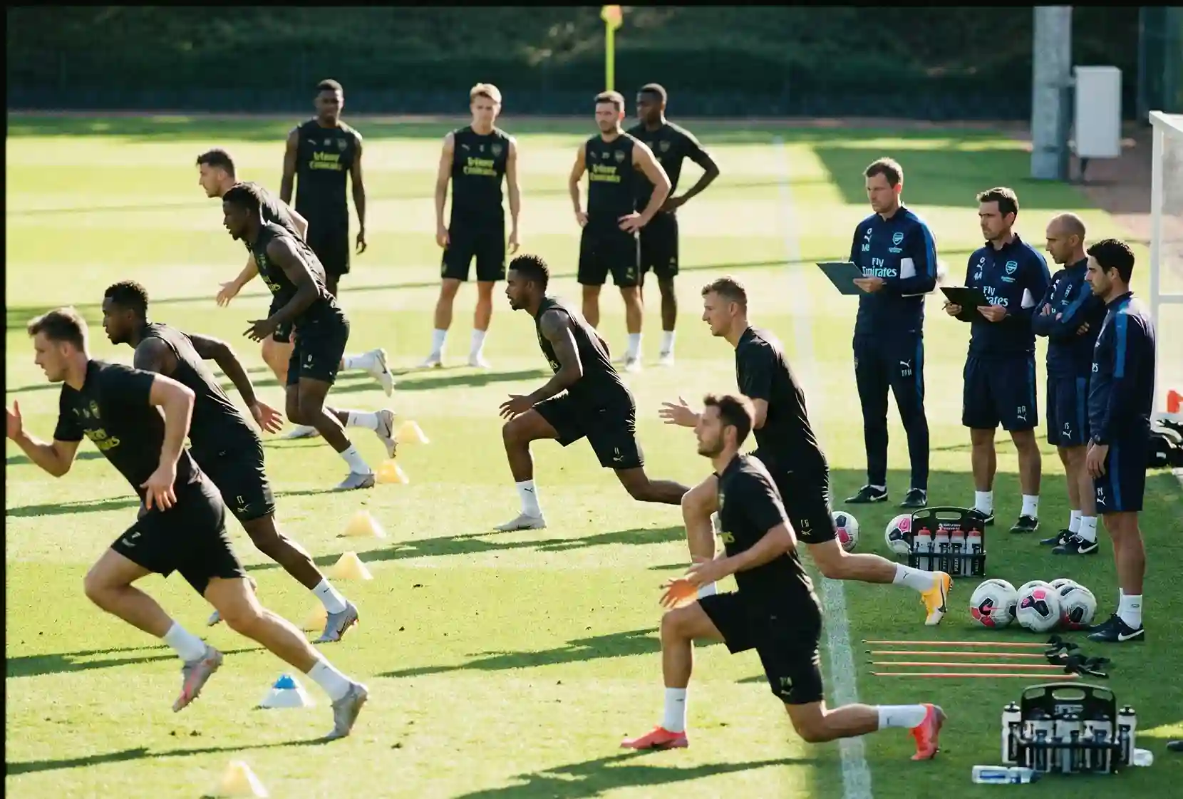 Jugadores de f&uacute;tbol realizando ejercicios durante la pretemporada