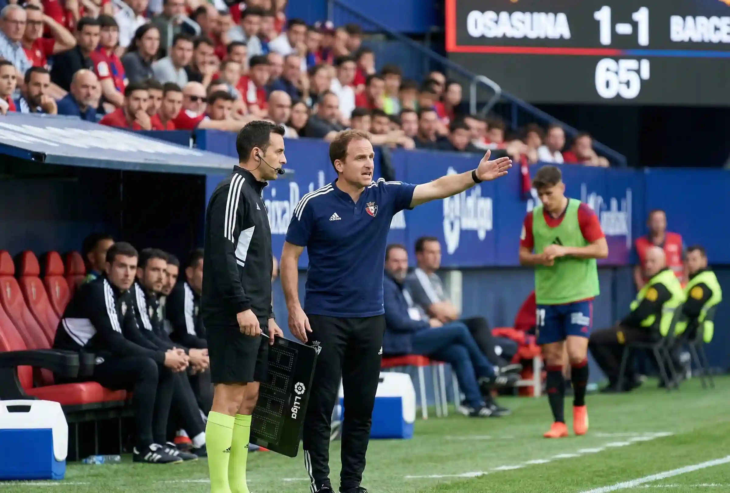 Entrenador preparando un cambio t&aacute;ctico durante un partido