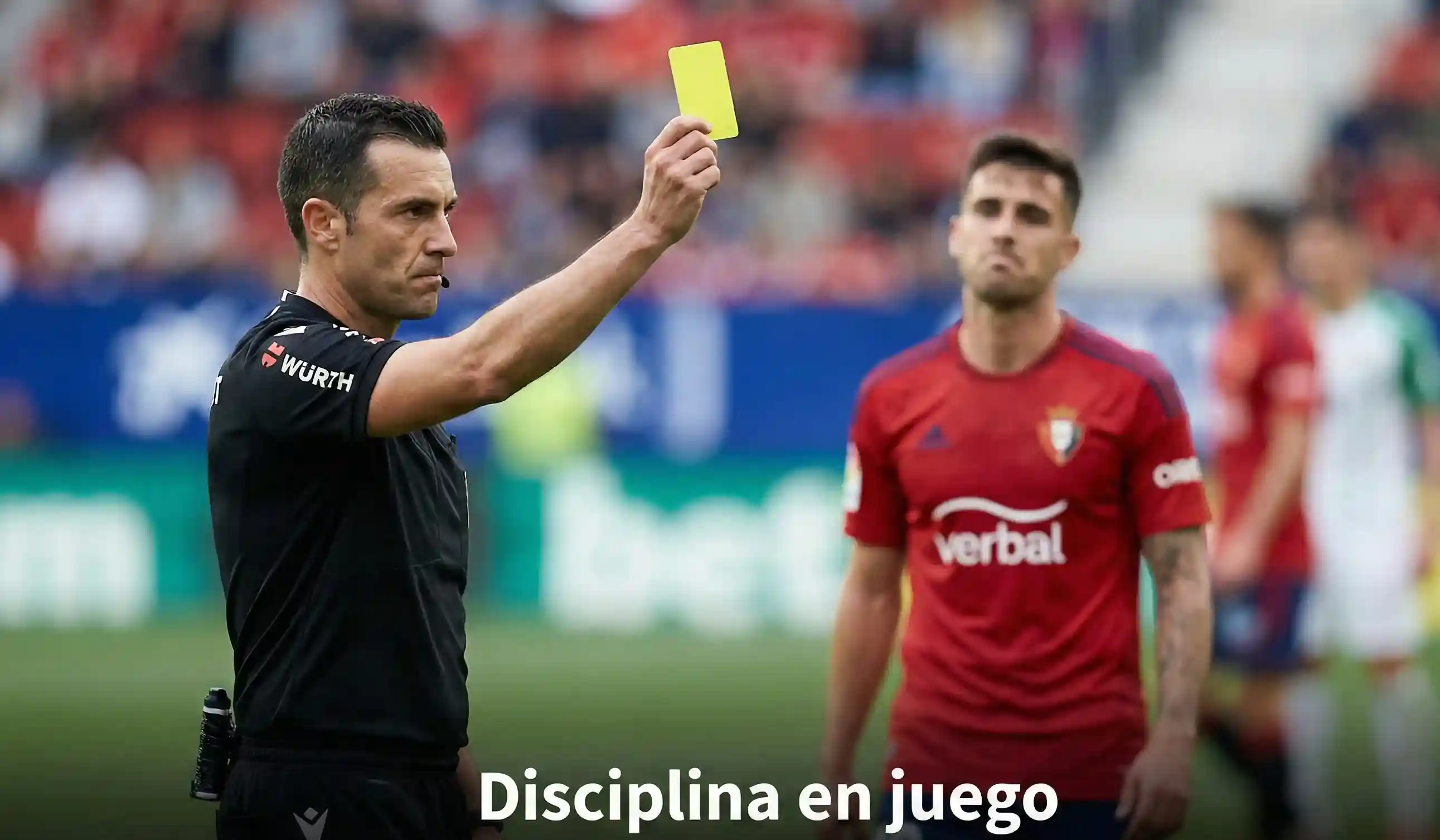 Árbitro mostrando tarjeta amarilla durante un partido de La Liga