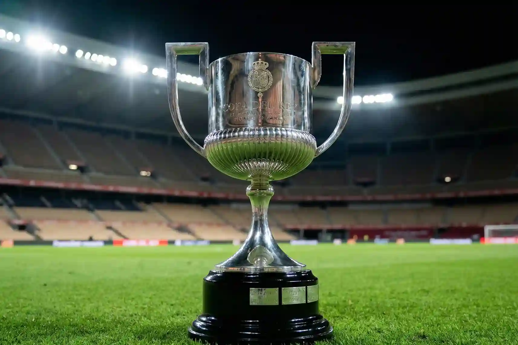 Trofeo de la Copa del Rey sobre c&eacute;sped de estadio
