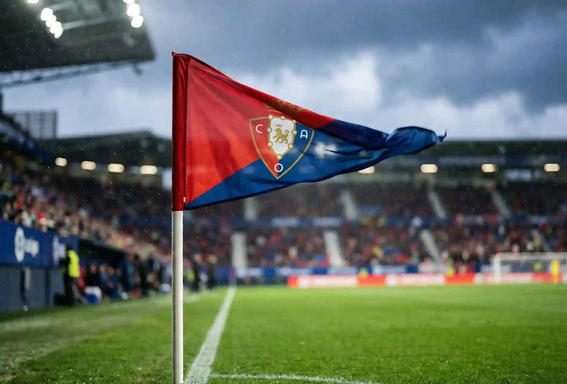 Bander&iacute;n de c&oacute;rner movi&eacute;ndose con el viento fuerte en un campo de f&uacute;tbol